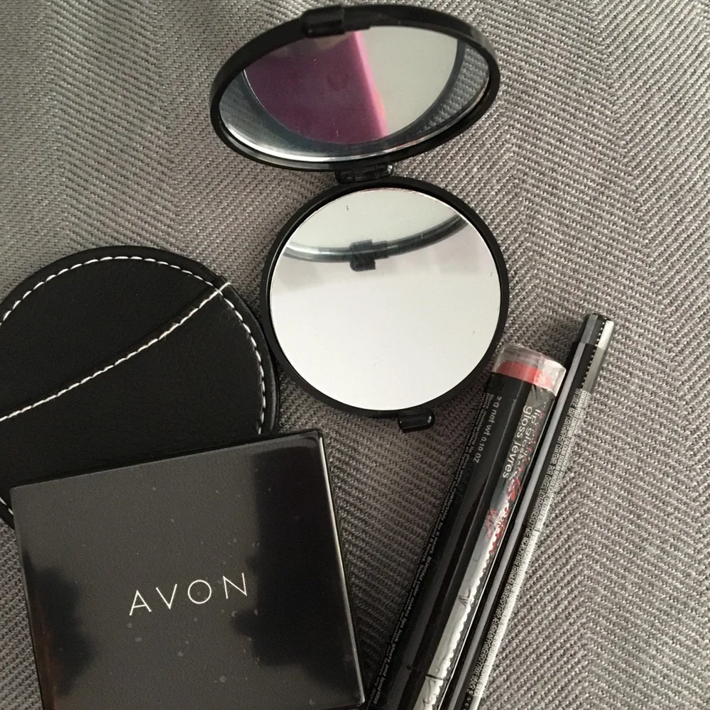 Avon ** INVENTORY CLOSE OUT ** Makeup pack